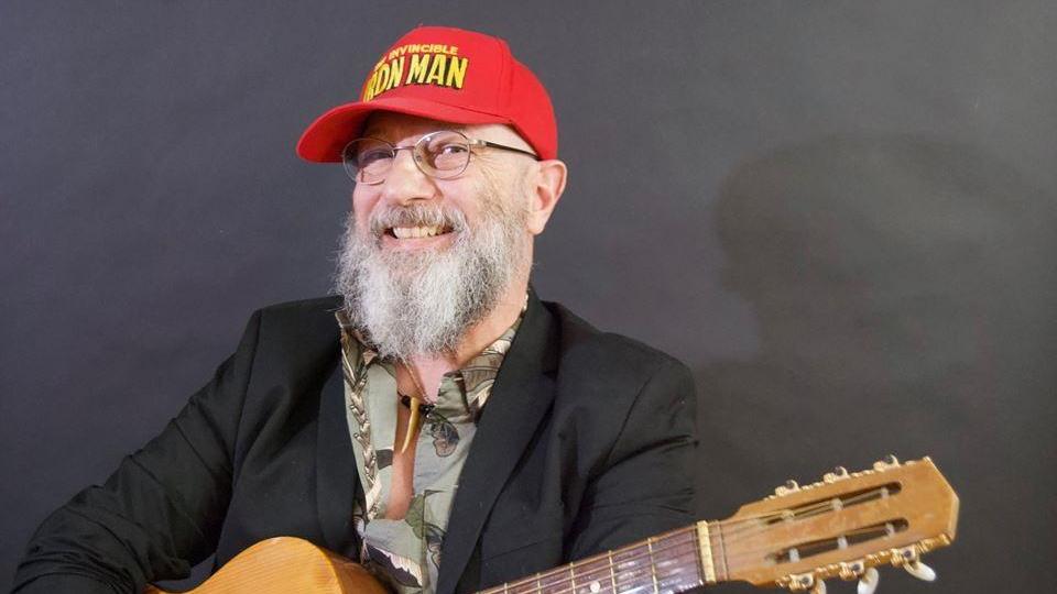 Il cantautore Sergio Caputo, stasera alle 21,30 in concerto ad Arcidosso nella piazza sotto il Castello aldobrandesco