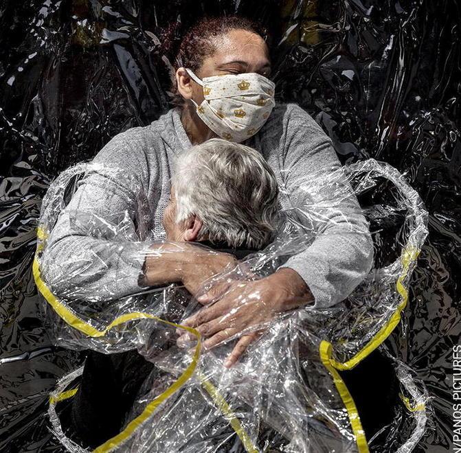 World Press Photo of the year: “L’abbraccio”, di Mads Nissen, è la foto vincitrice (esposta a Lucca)