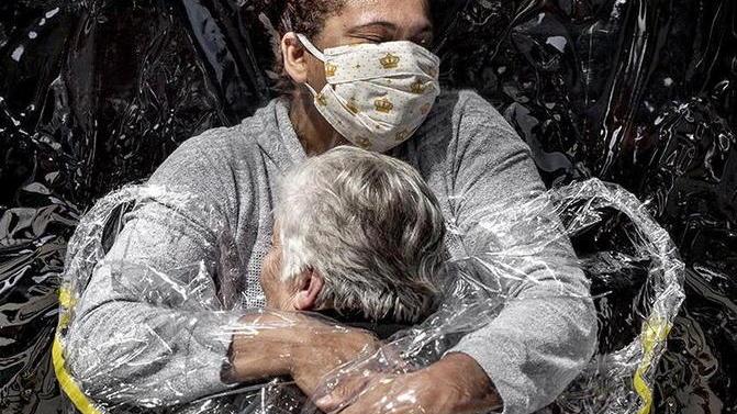 World Press Photo of the year: “L’abbraccio”, di Mads Nissen, è la foto vincitrice (esposta a Lucca)
