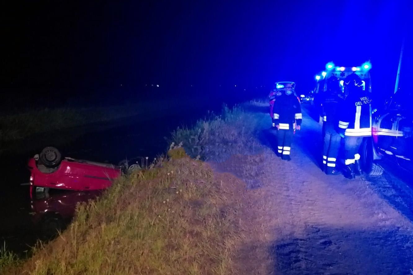 Caprile, finiscono con l'auto nel canale: morti due uomini