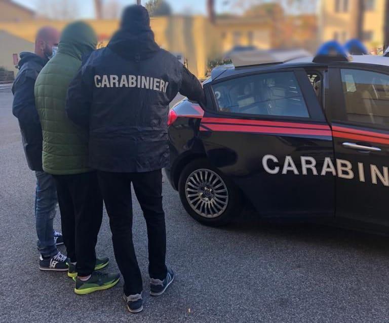 L'uomo arrestato dai carabinieri dopo essere stato trovato a casa dell'ex compagna
