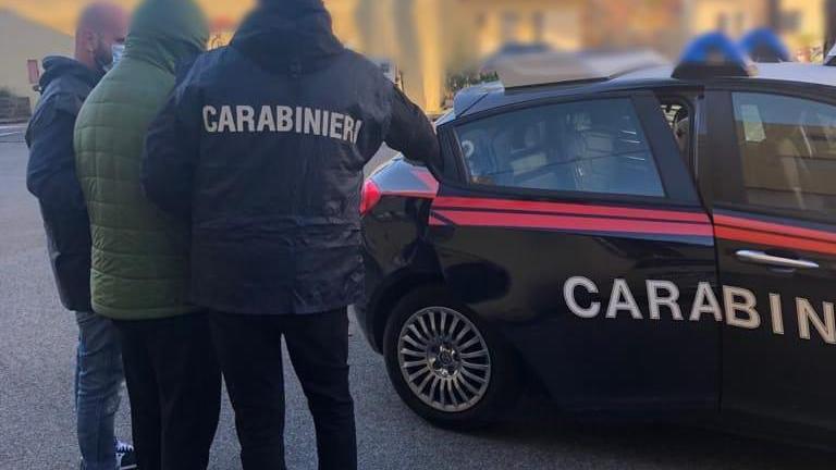 L'uomo arrestato dai carabinieri dopo essere stato trovato a casa dell'ex compagna