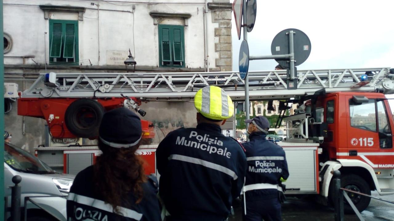 Allarme in piazza Garibaldi, crolla un pezzo di cornicione dal palazzo: nessun ferito