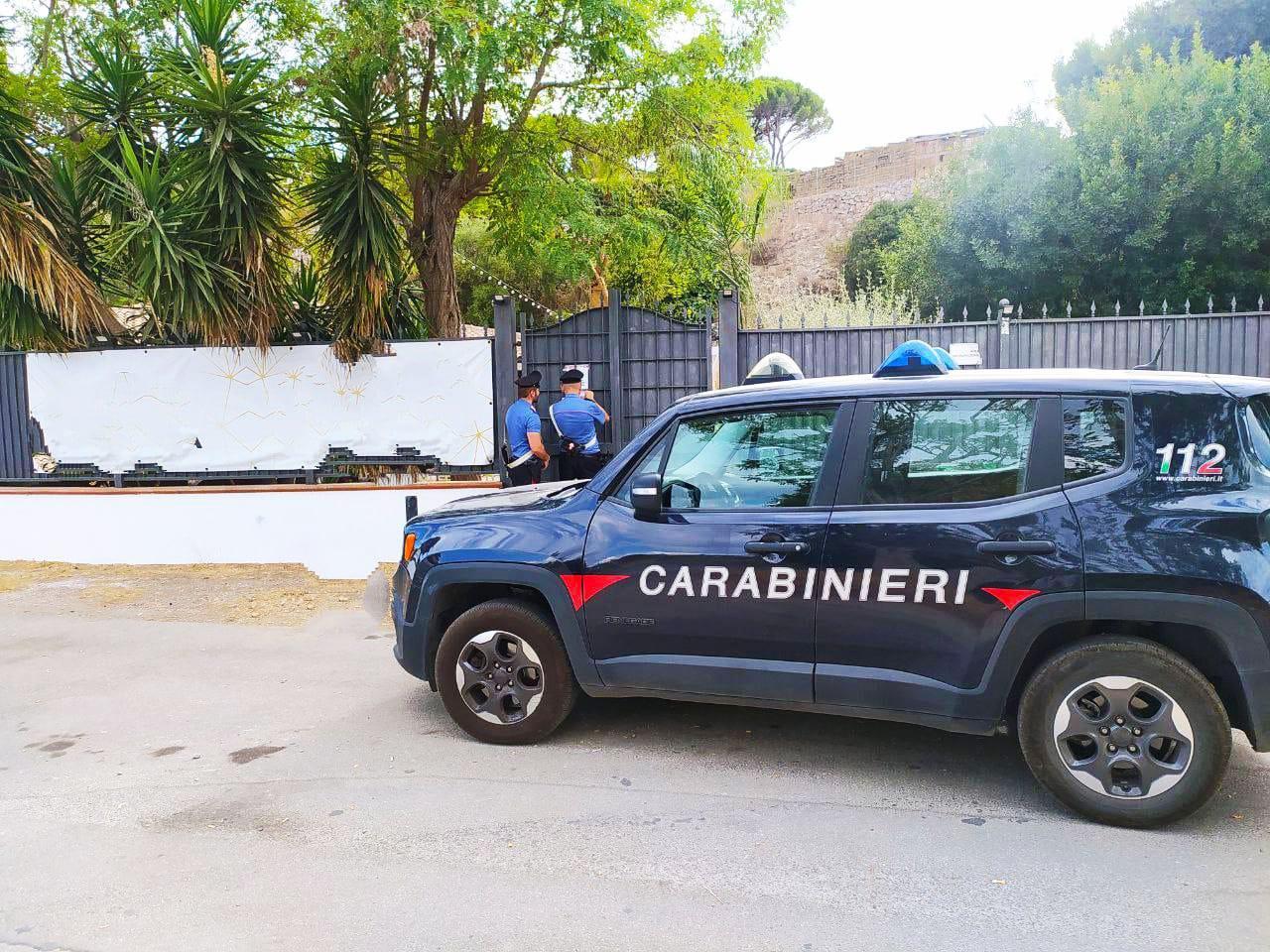 I carabinieri procedono alla chiusura del locale