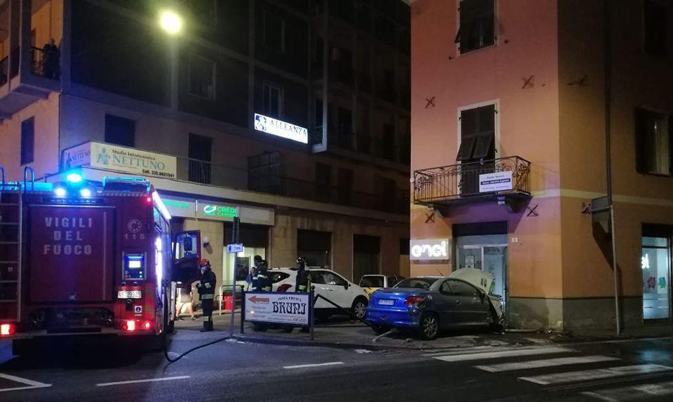 Con l’auto impazzita si schianta contro gli uffici di Enel