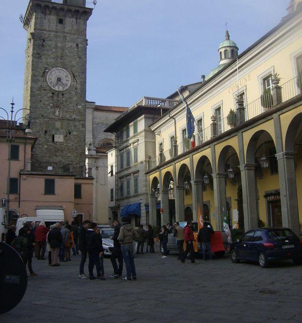 Il candidato “civico” spacca il fronte dei democratici