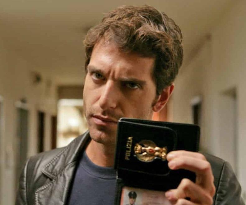Un po’ Sherlock Holmes e un po’ Dylan Dog Coliandro “sporca” la tv 