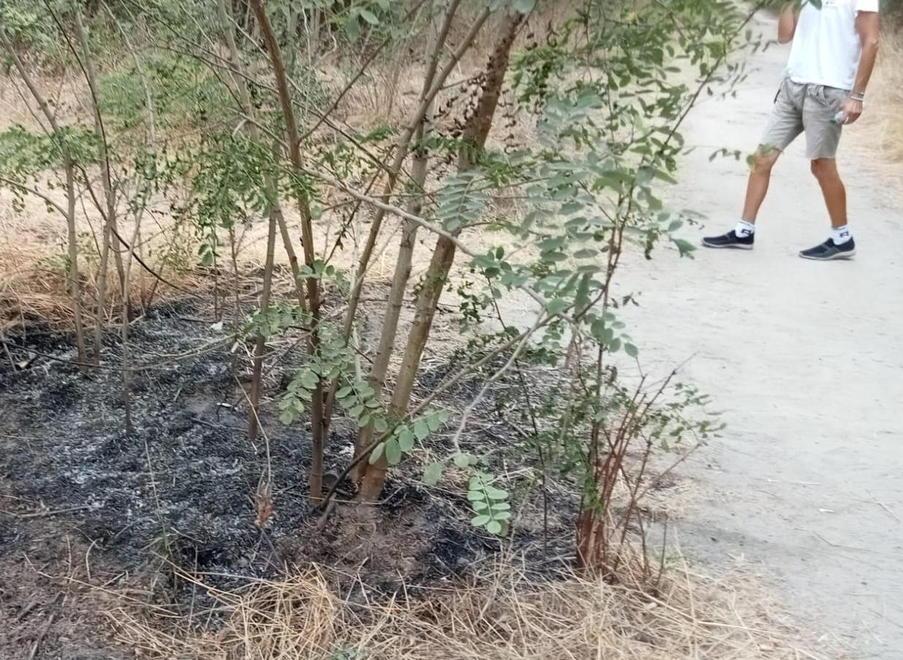 In due intervengono per spegnere subito un principio d’incendio