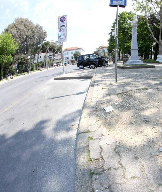 Infastidisce una giovane alla fermata del bus