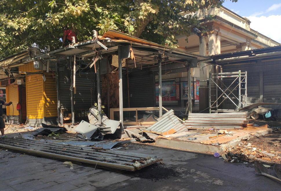 Continua la rimozione dei chioschi al Piazzone