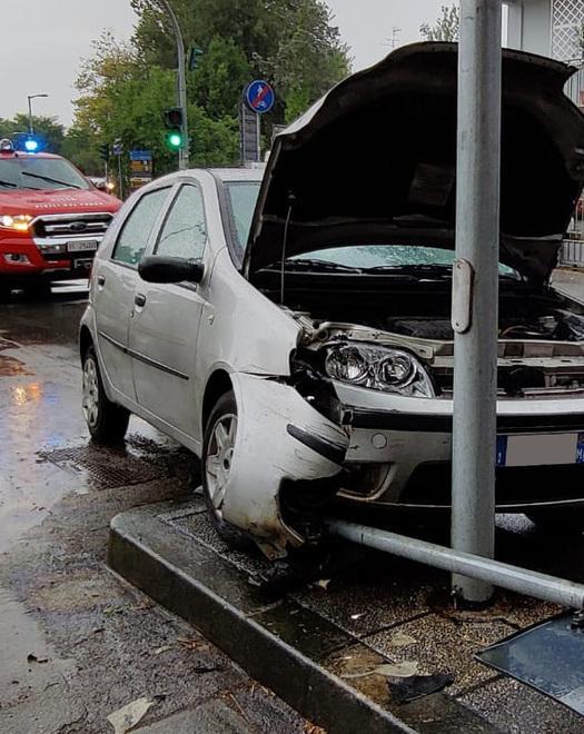 Con l’auto contro un palo