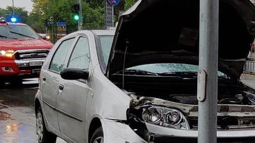 Con l’auto contro un palo