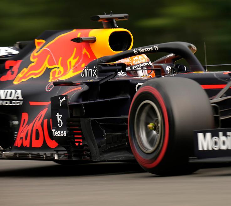 Verstappen subito al massimo Ferrari lente e Leclerc sbatte 