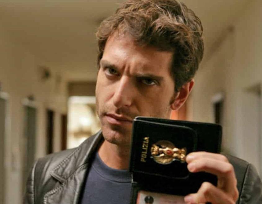 Un po’ Sherlock Holmes e un po’ Dylan Dog l’ispettore Coliandro “sporca” la televisione 