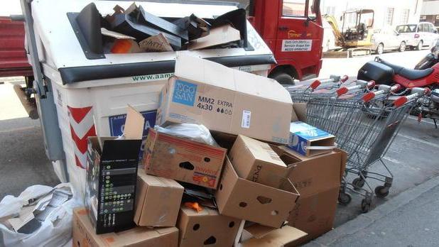 Cassonetti e inciviltà Via Redi invasa da carta e scatoloni