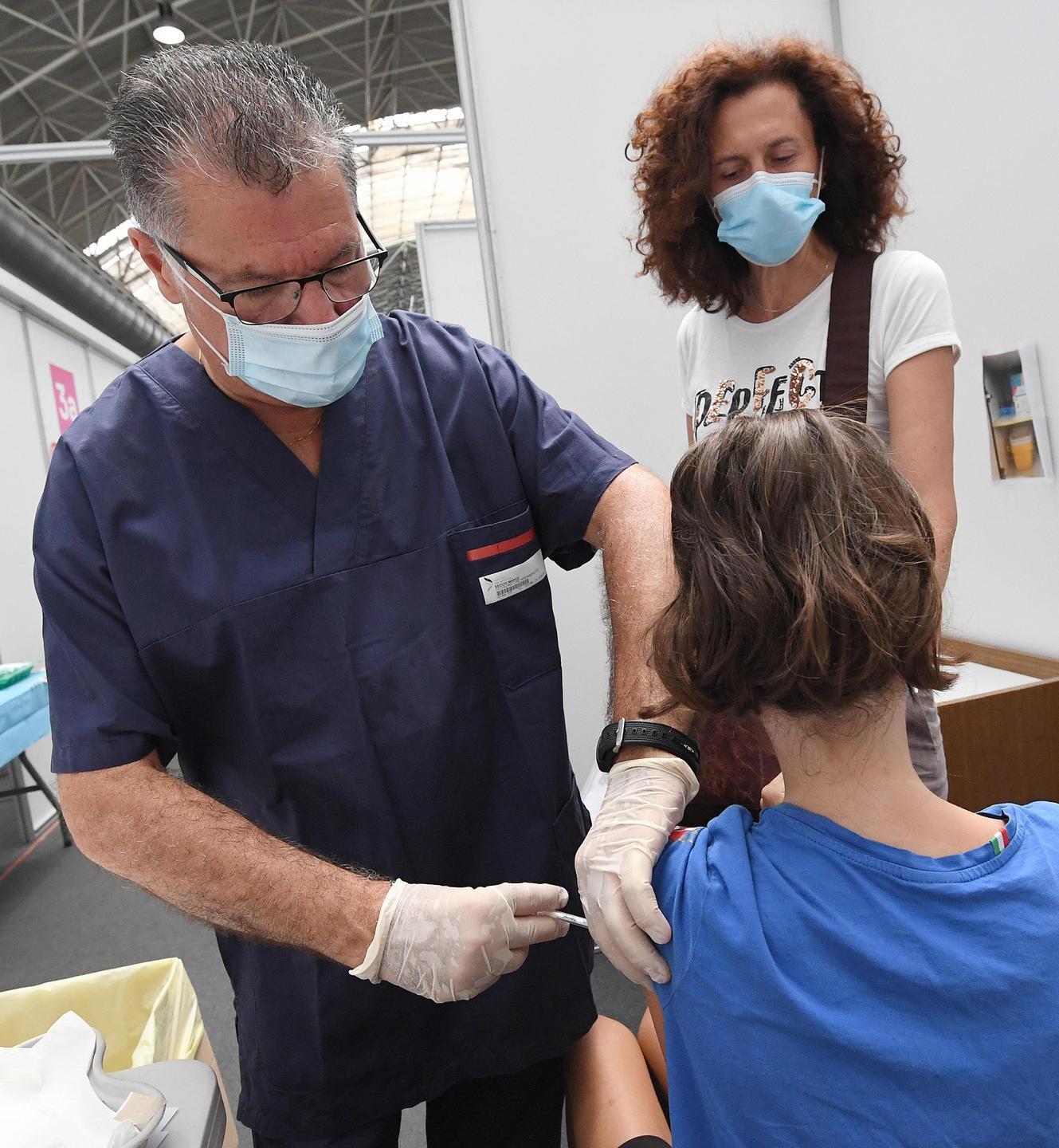 Positivi in calo in città negli ultimi 10 giorni ma il sindaco Succu invita a vaccinarsi