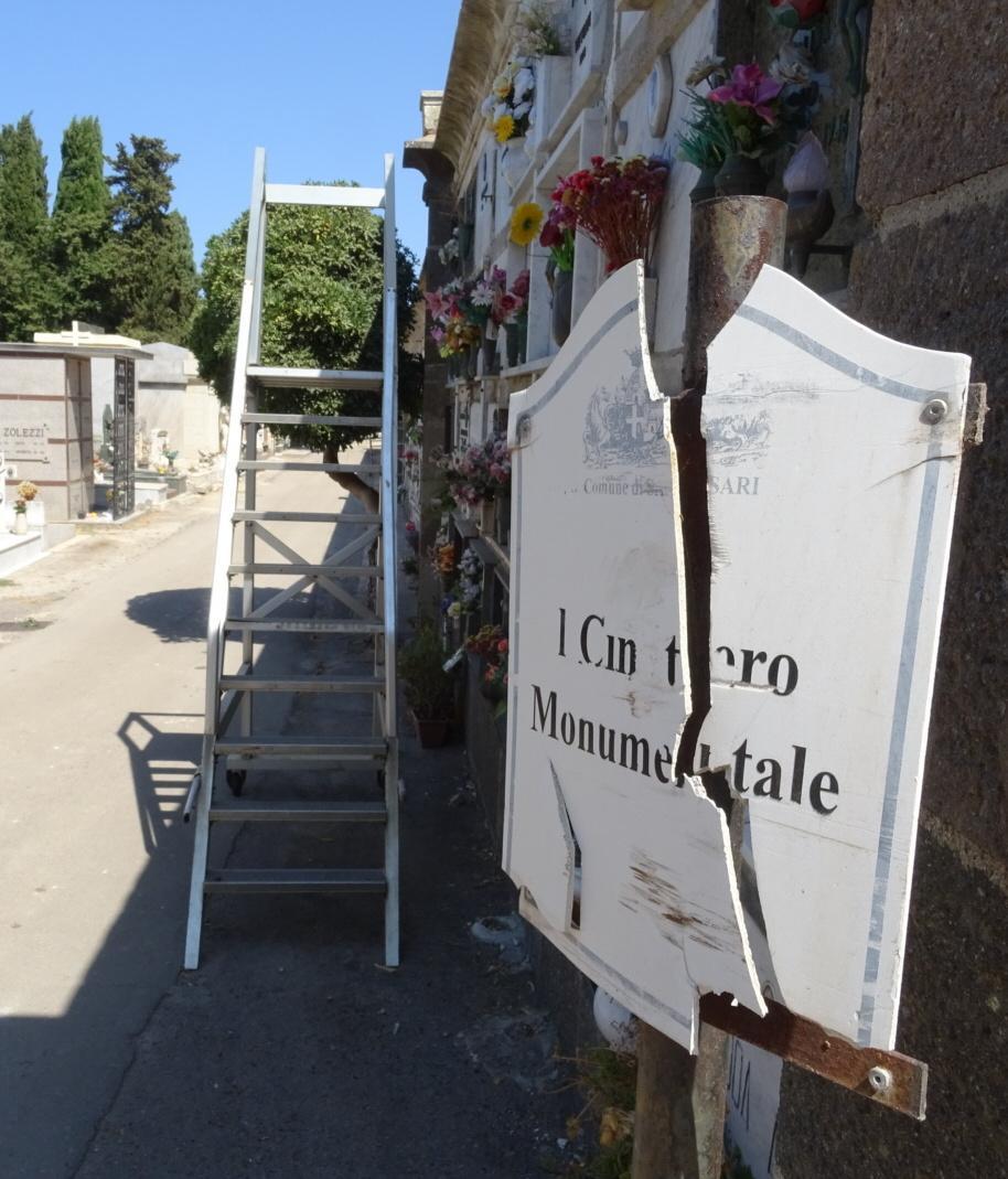 A pezzi la lastra che indica il camposanto monumentale