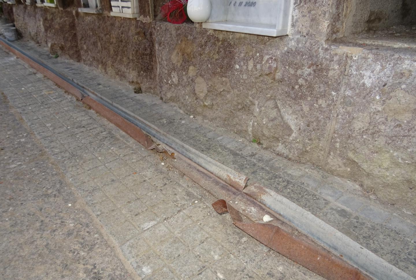 Le “trappole” del cimitero e lo slalom tra le voragini 