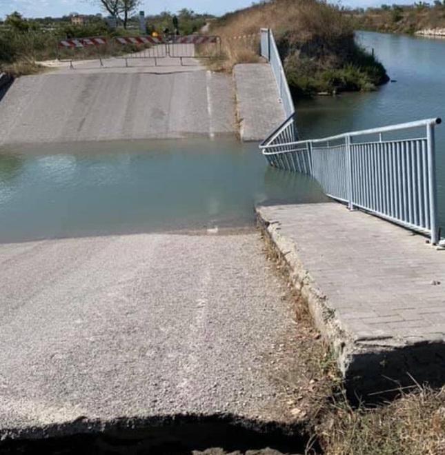 Comacchio. Crollato il ponte che porta alla salina 