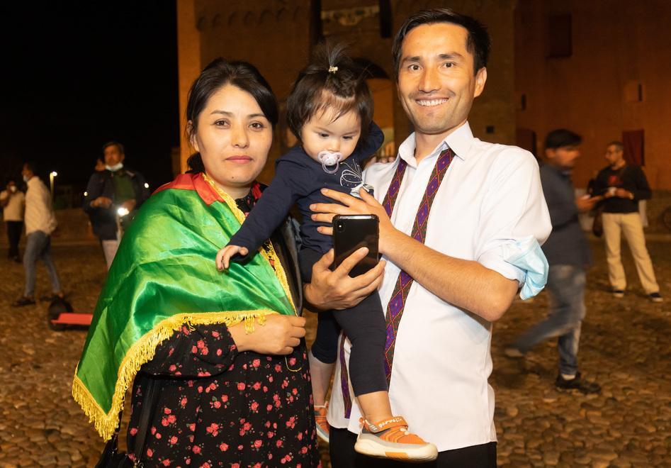 Una famiglia di afghani presente alla manifestazione in piazza Castello