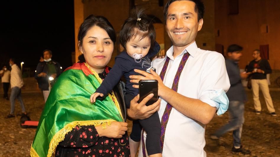 Una famiglia di afghani presente alla manifestazione in piazza Castello