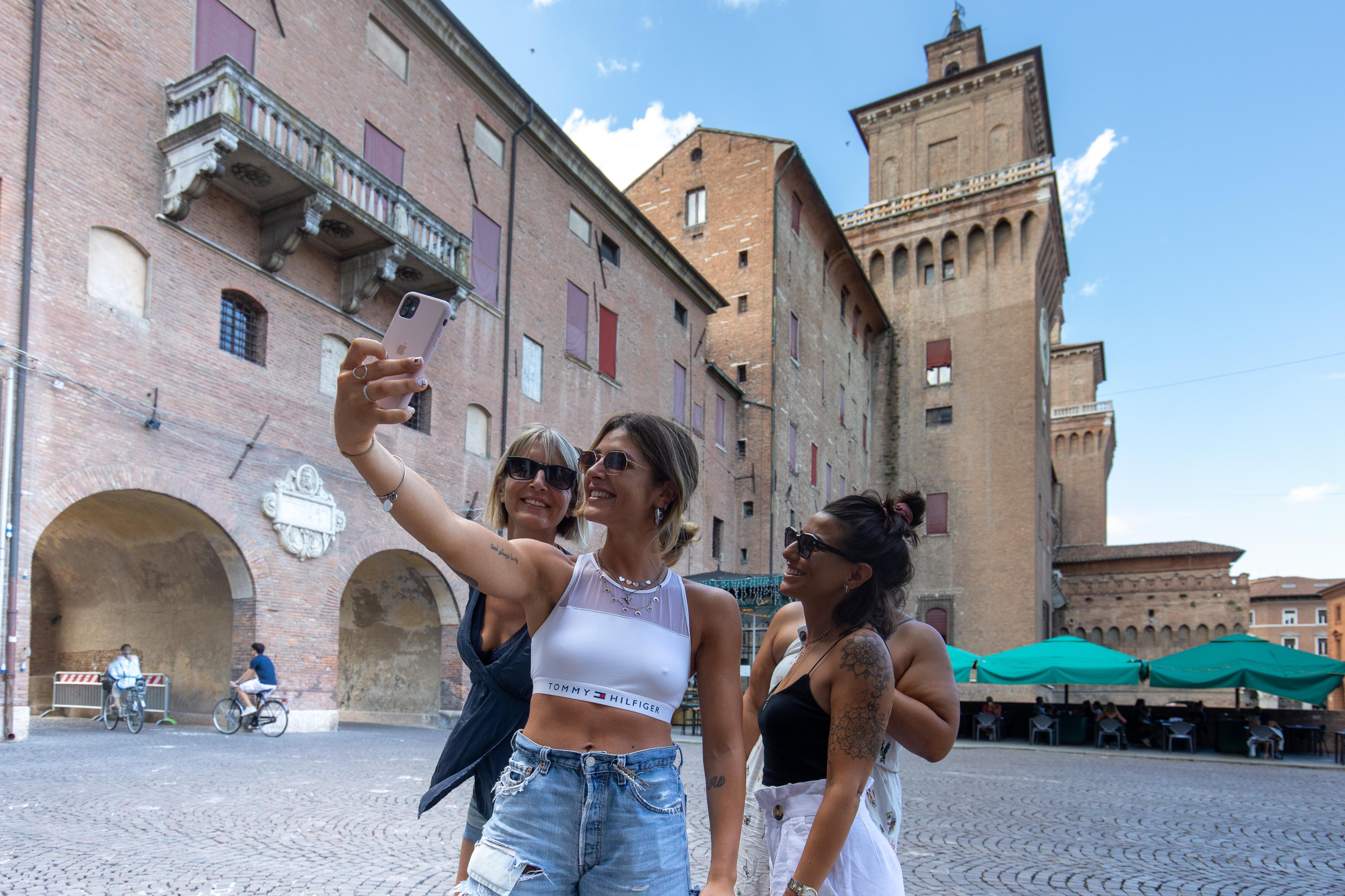 Turisti solo a piccoli gruppi
