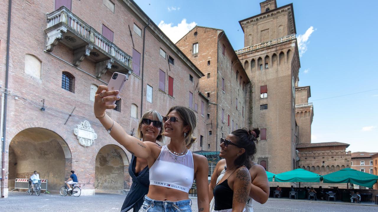 Turisti solo a piccoli gruppi