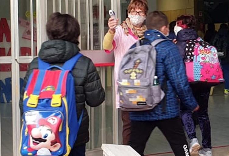 Copparo. Protesta alla primaria: «I nostri bambini senza tempo pieno» 
