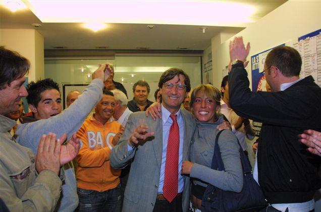 Angelo Zubbani festeggia la sua prima vittoria a sindaco di Carrara