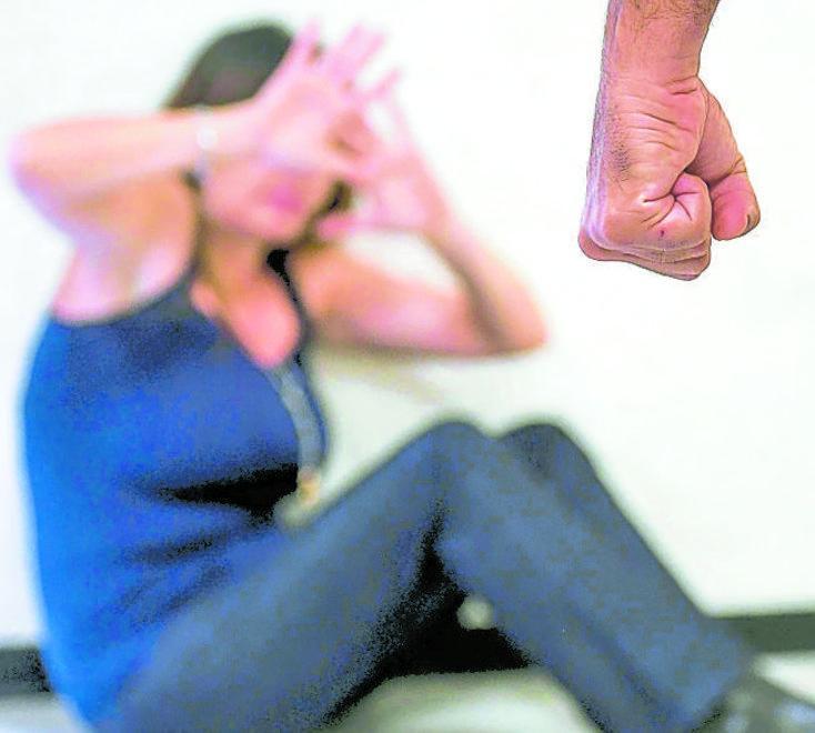 Violenza su una donna (foto d'archivio)