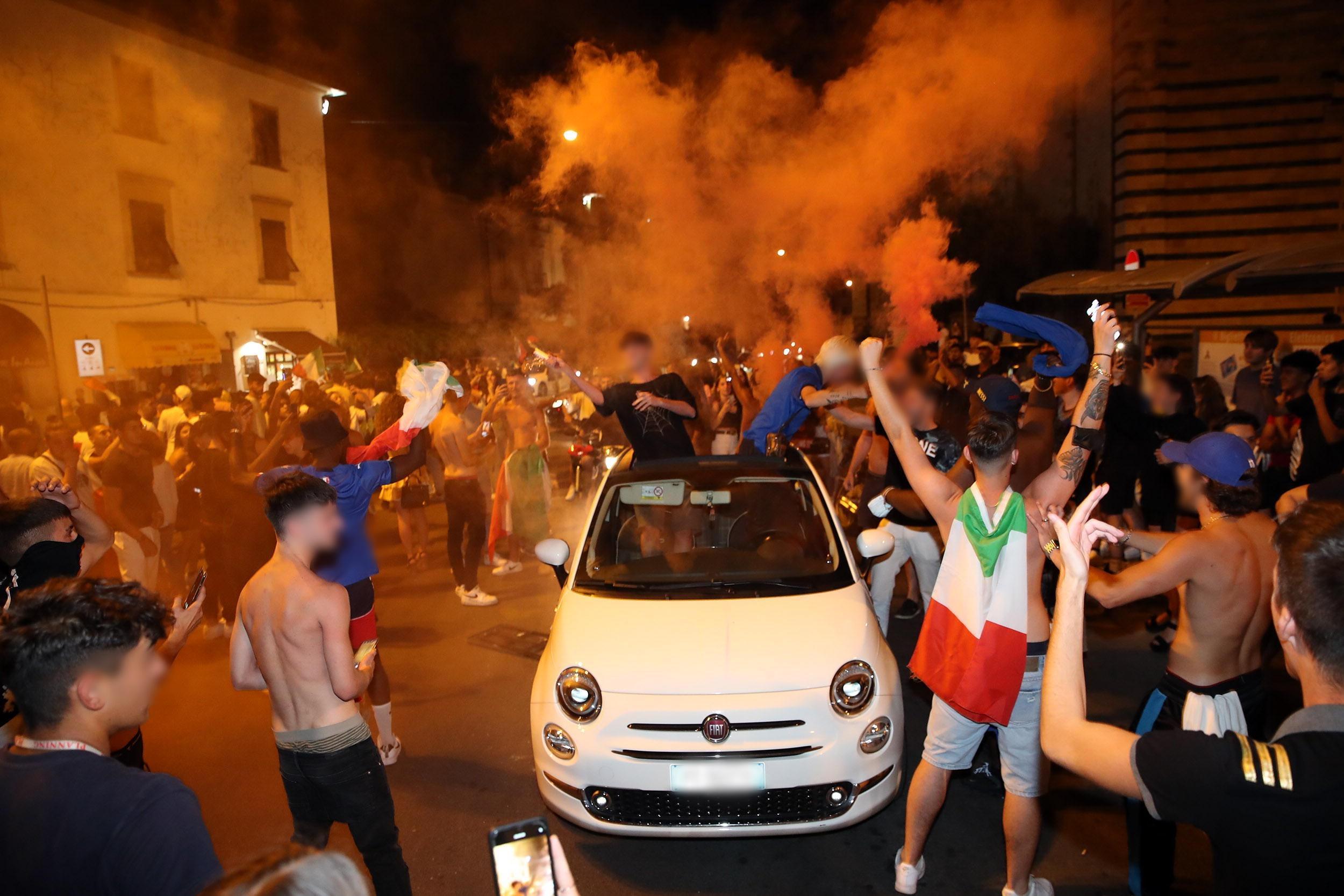 Spari in aria e bombe carta in centro dopo la partita: scattano i Daspo