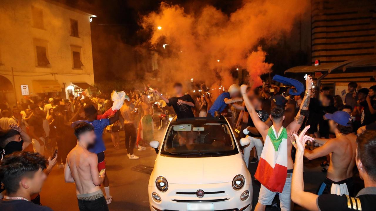 Spari in aria e bombe carta in centro dopo la partita: scattano i Daspo