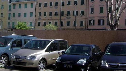 Sos da piazza Mazzini «Siamo negozi fantasma»