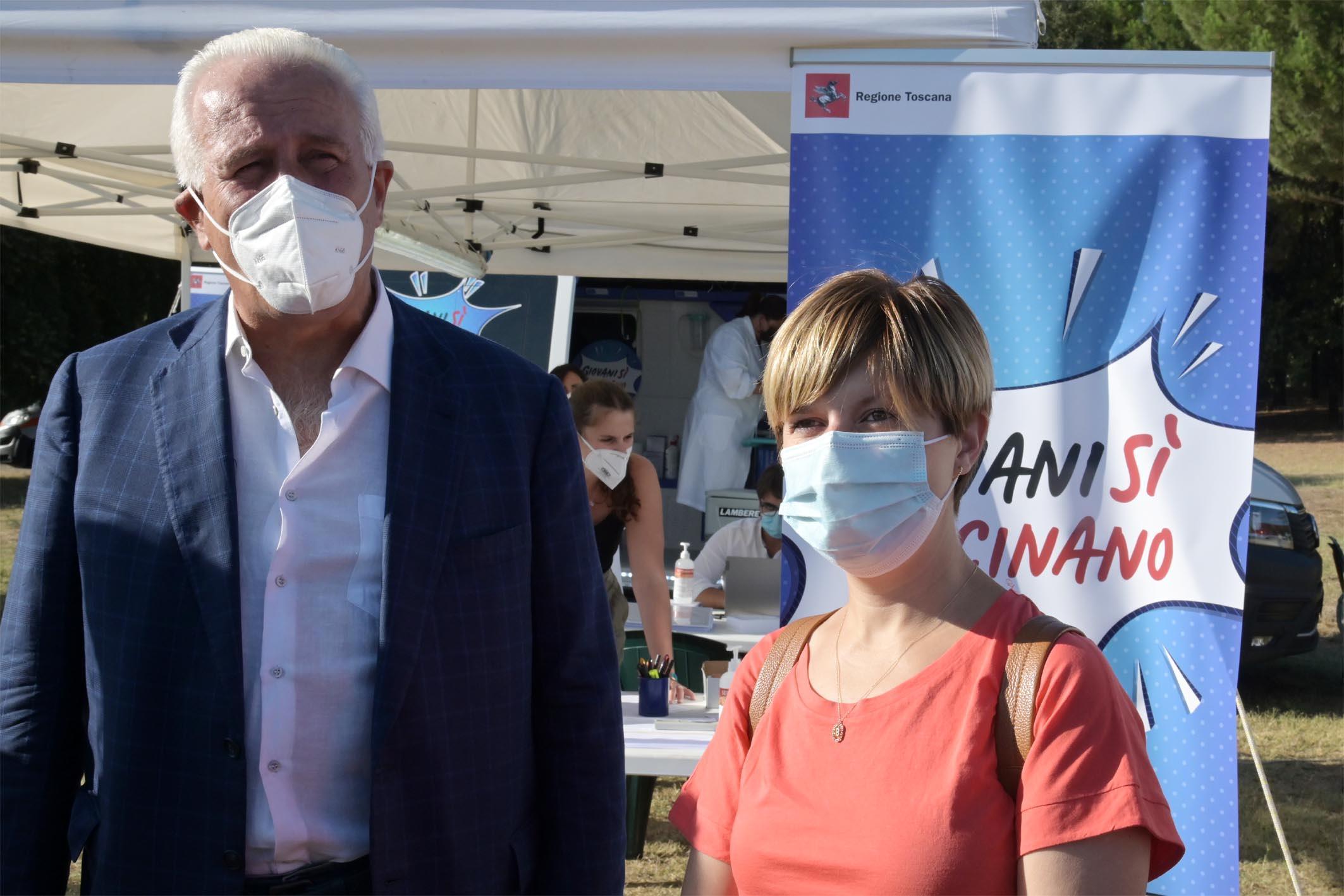 Il presidente della Regione Toscana Eugenio Giani e la sindaca di Empoli Brenda Barnini per l'iniziativa del camper "GiovaniSìvaccinano" (foto Carlo Sestini)