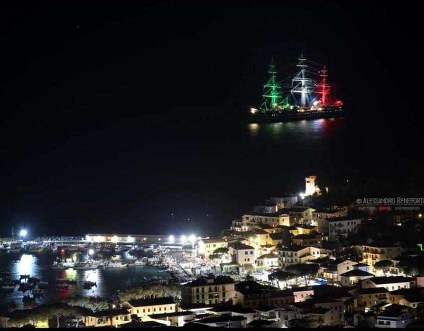 L’Amerigo Vespucci fotografata da San Piero da Alex Beneforti