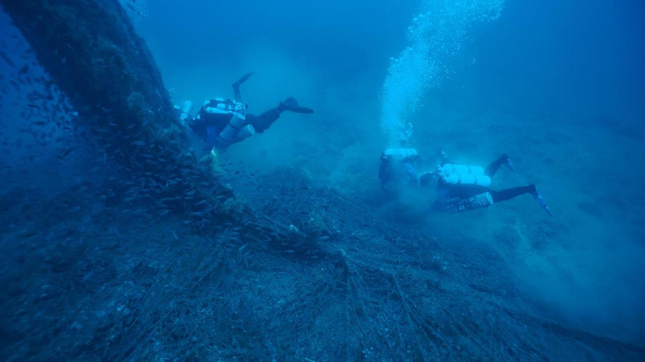 I sub della squadra di Marevivo impegnati in un'operazione di rimozione delle reti dai fondali