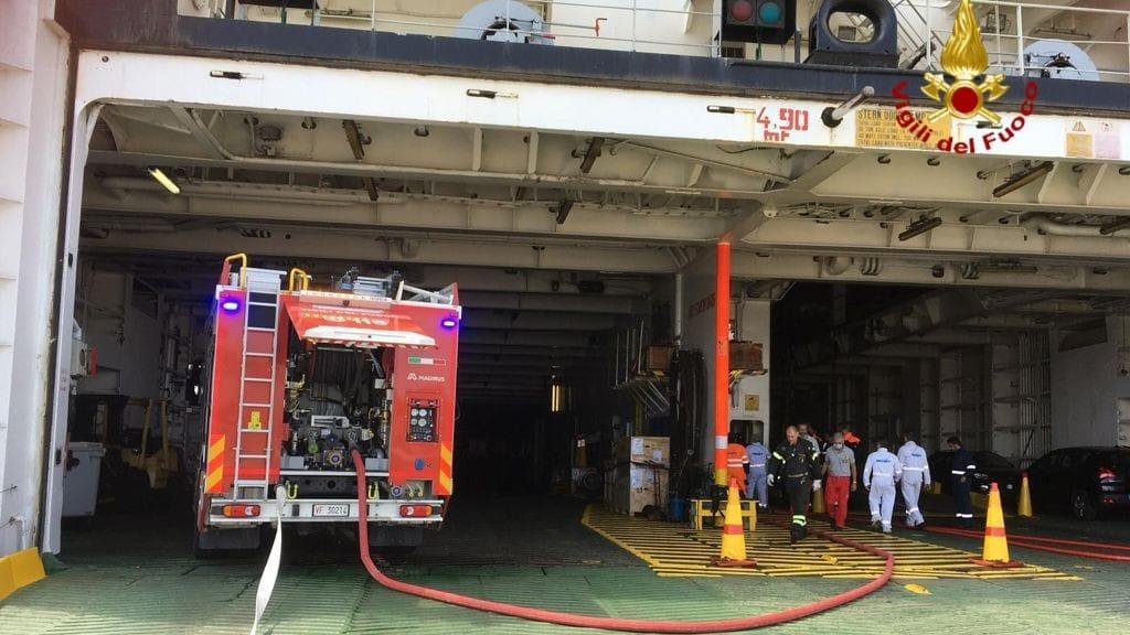 Incendio a bordo del cargo Moby ormeggiato a Livorno, nave bloccata in porto: ecco perché