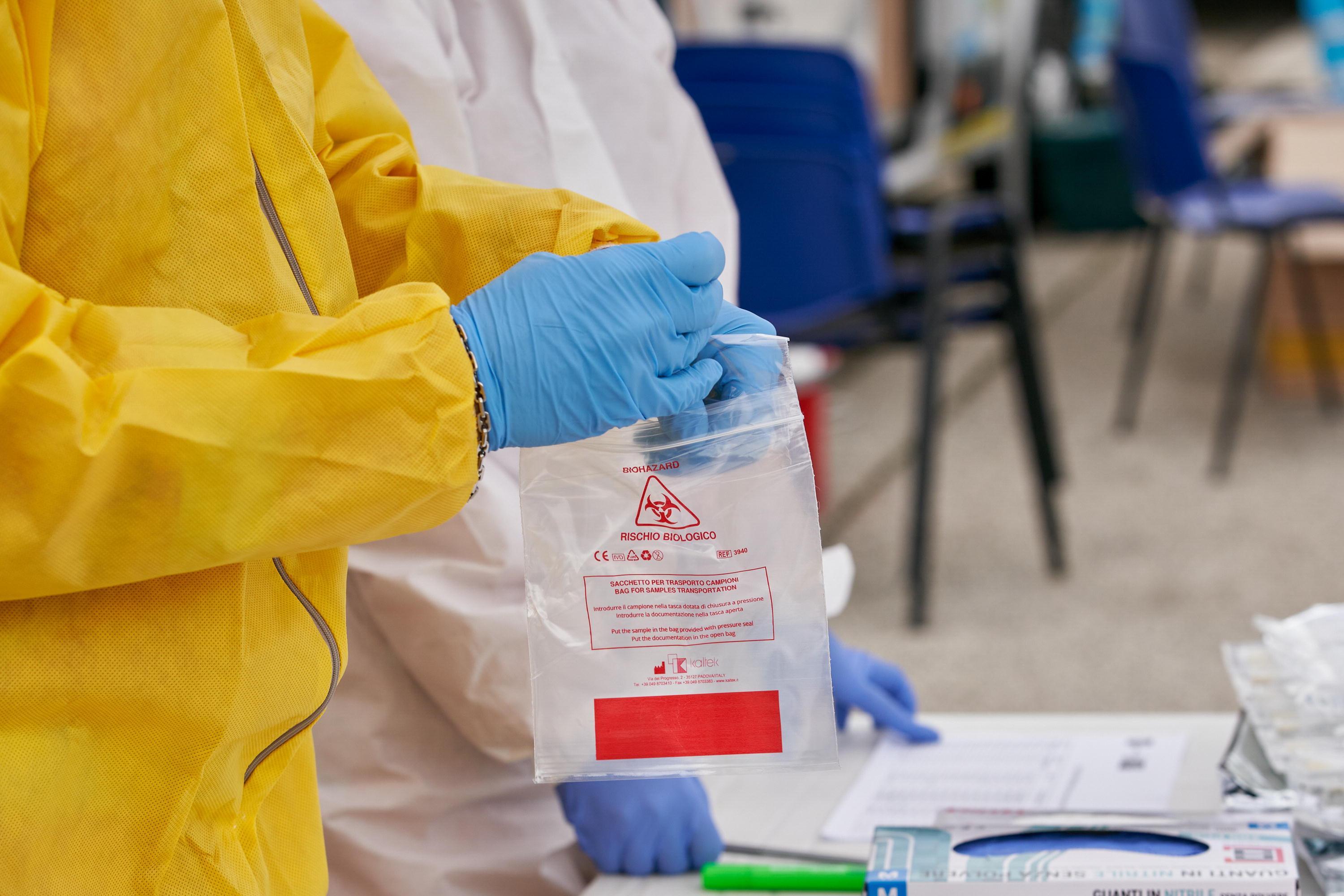 Tamponi per rilevare la presenza del coronavirus Sars-Cov2 (Foto Carlo Sestini)