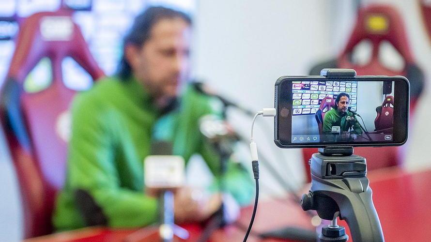 I dirigenti dell’As Livorno bussano a Toccafondi: «Perché non ci compri sedie e scrivanie?»