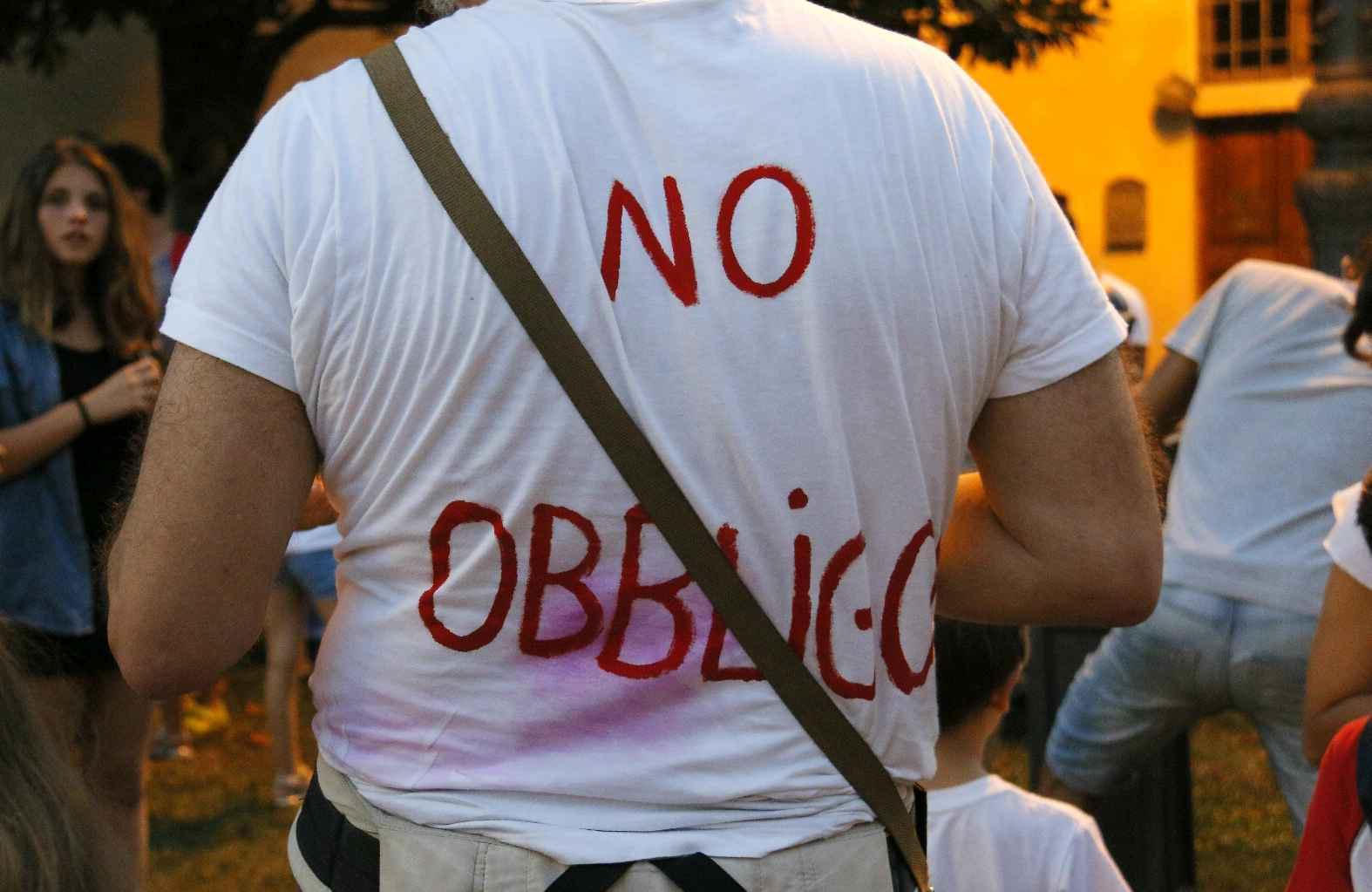 Scritte no-vax al centro vaccinale, denunciato 30enne sanminiatese