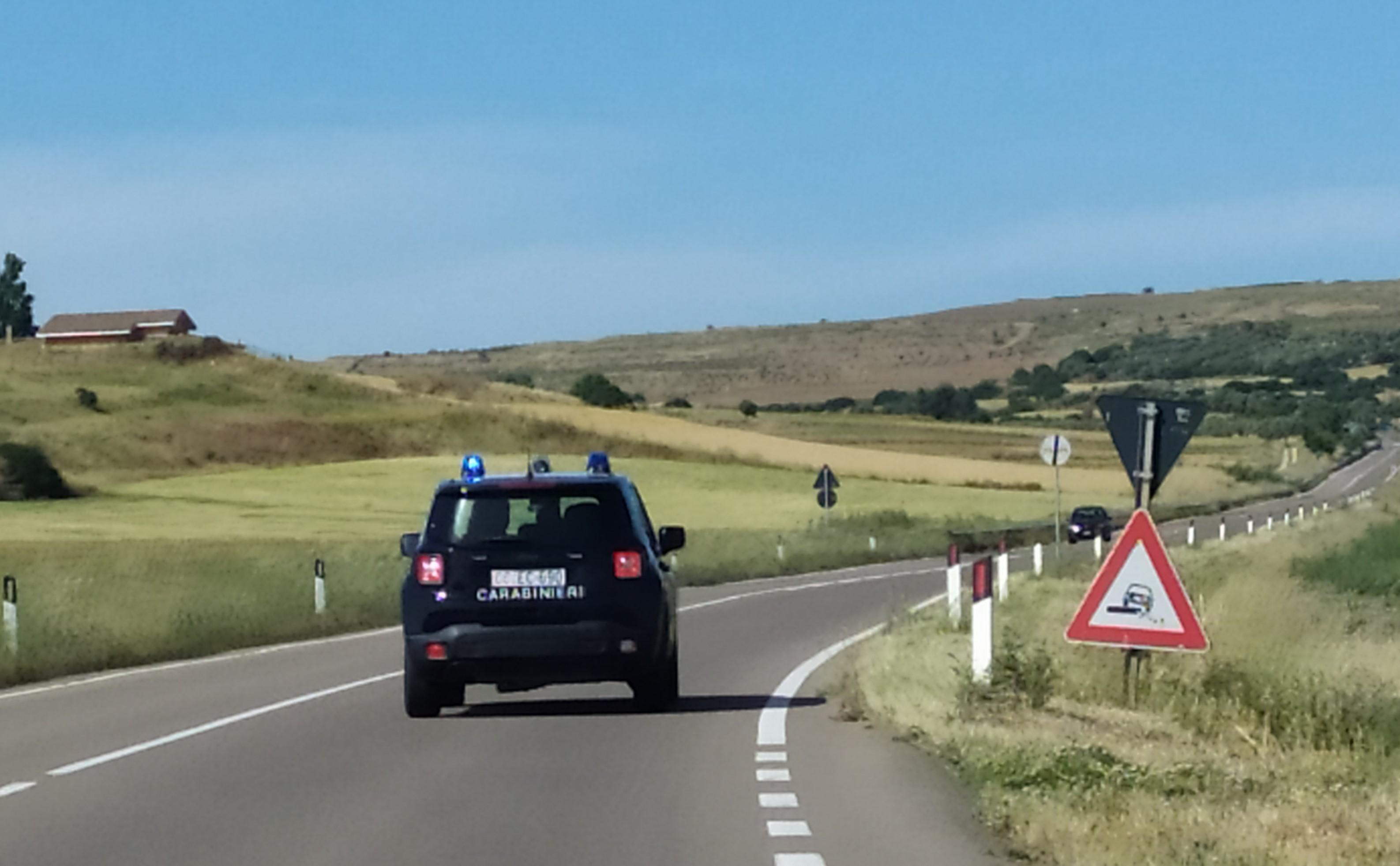 Finisce fuori strada e si ribalta a Sanluri: feriti tre bimbi e l'assistente sociale che guidava l'auto