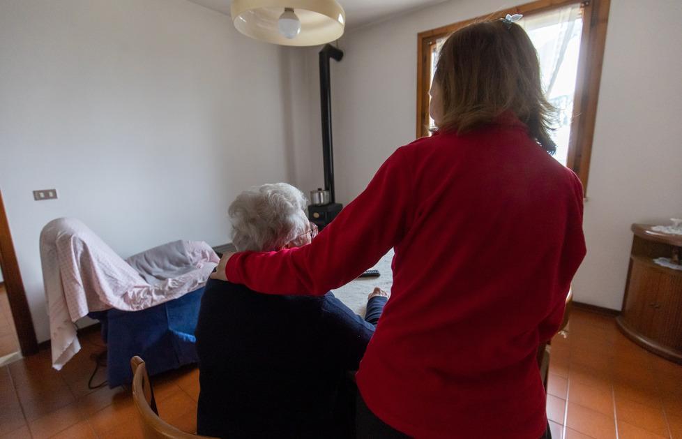 Si fingono carabinieri e truffano due ottantenni di Guardistallo