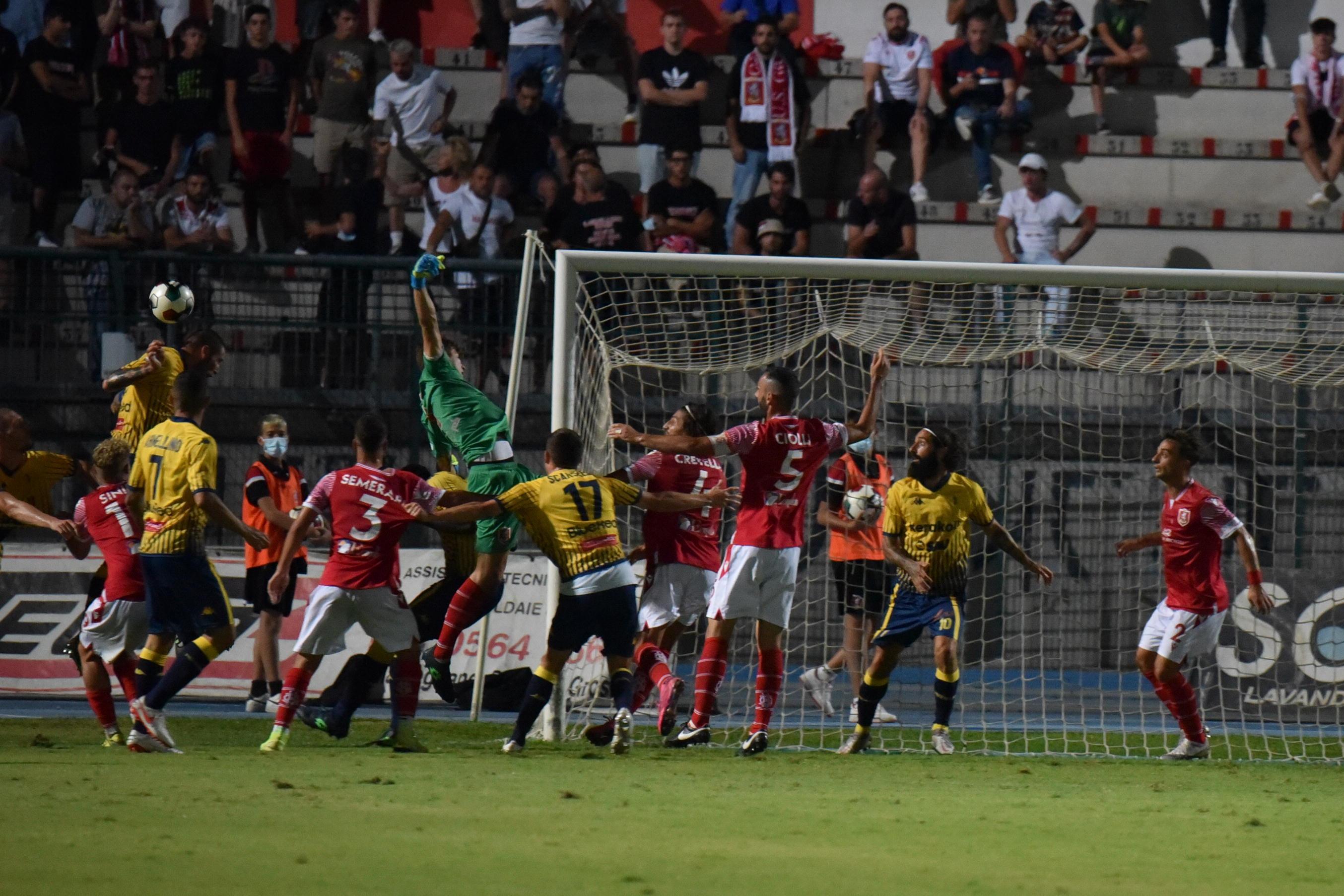 Un'azione offensiva del Modena nel corso del primo tempo (foto Agenzia Bf)