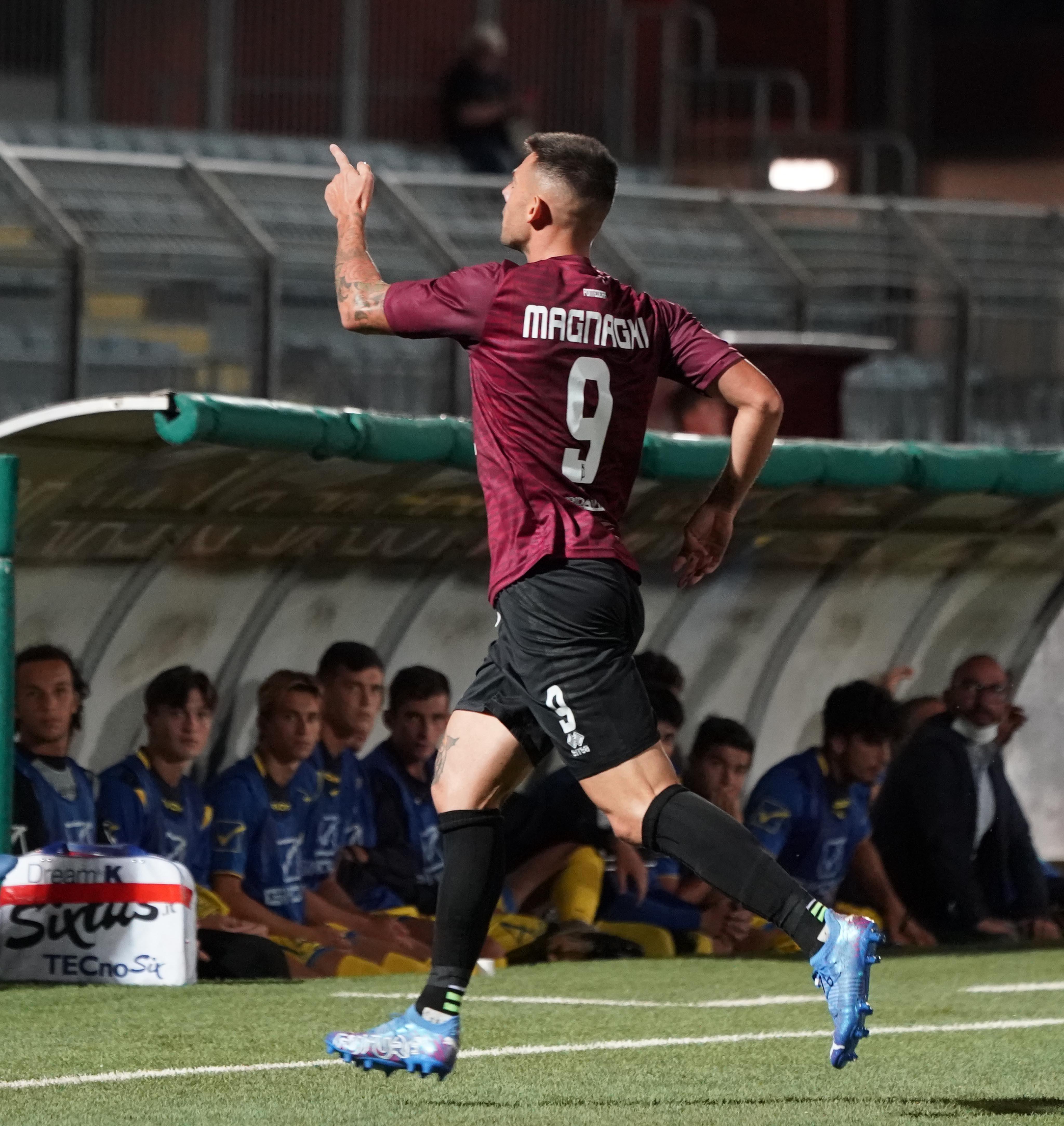 La gioia di Magnaghi dopo la rete del vantaggio (foto Franco Silvi)