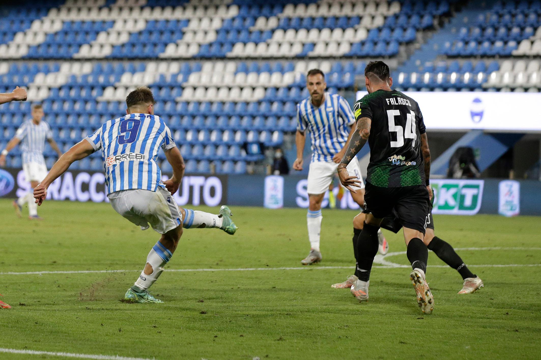 Il gran gol di Colombo con un sinistro a giro nell'angolino