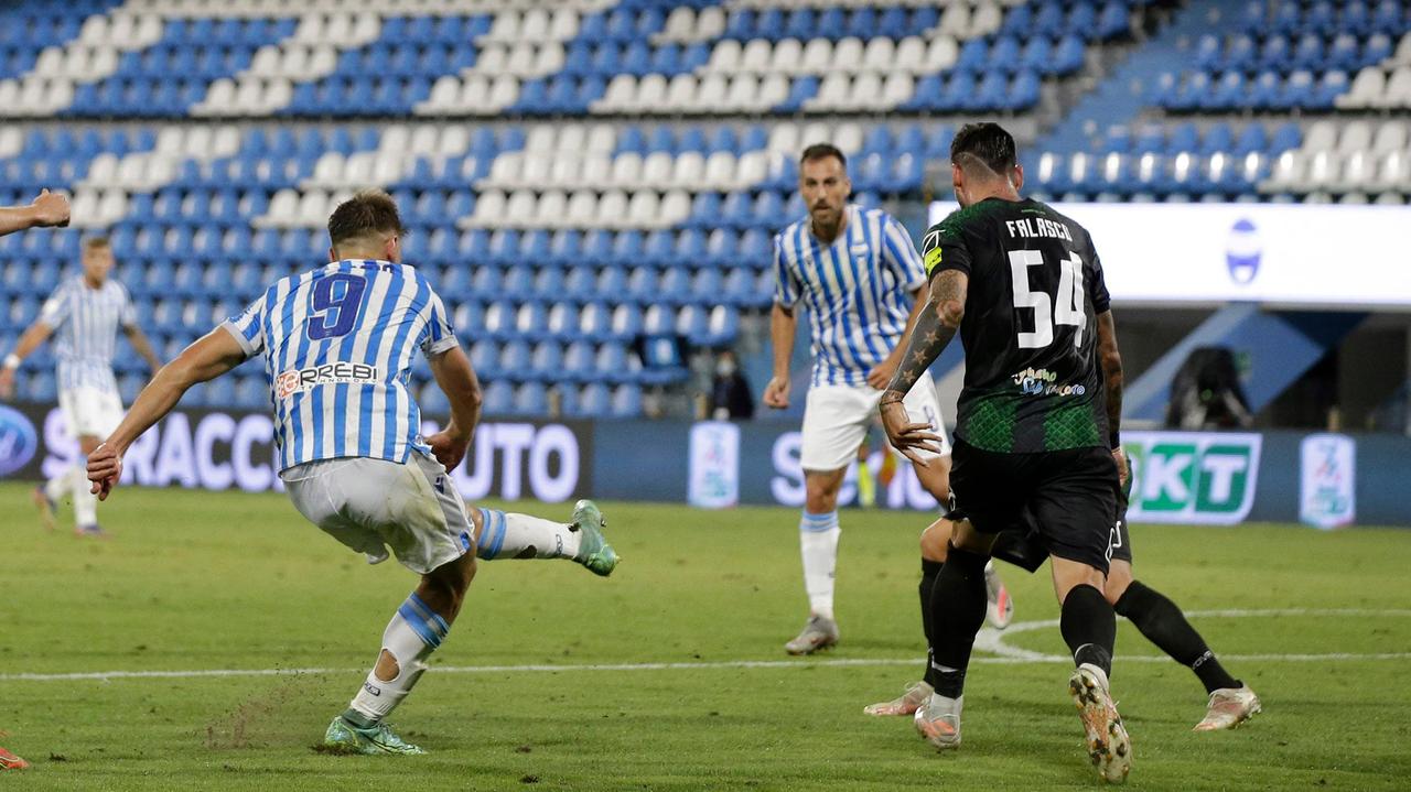 Il gran gol di Colombo con un sinistro a giro nell'angolino