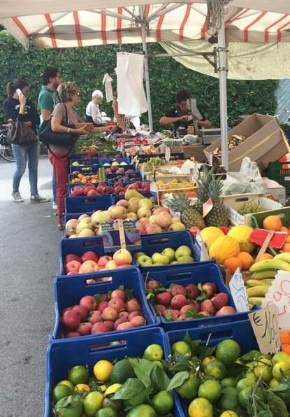 Mercato di Tonfano davanti al mare, l’antiquariato va in piazza Statuto 