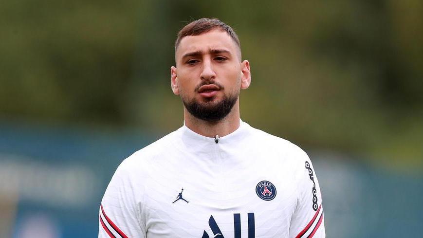 Striscioni contro Donnarumma