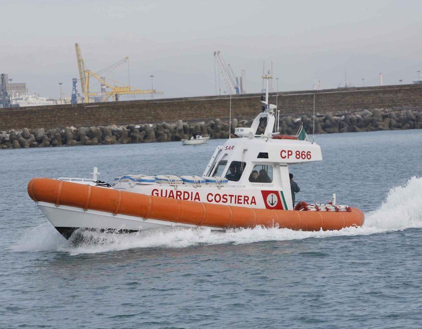Spinto al largo da onde e corrente «Mi hanno salvato, ma che paura»
