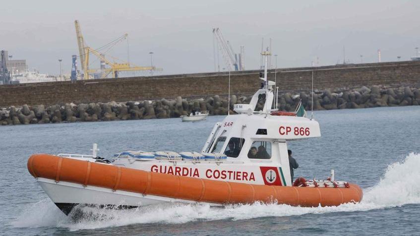 Spinto al largo da onde e corrente «Mi hanno salvato, ma che paura»